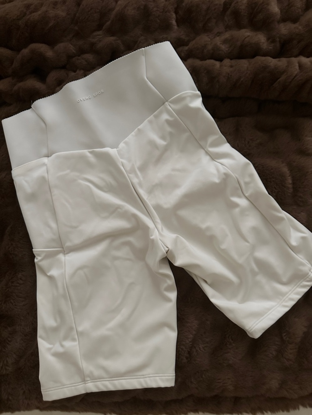 Oysho Yoga White High-Rise V-Seam Bike Shorts - Picture 2 of 3